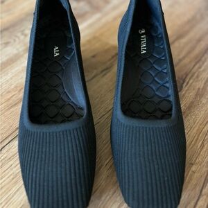 Vivaia Black Ribbed Flats